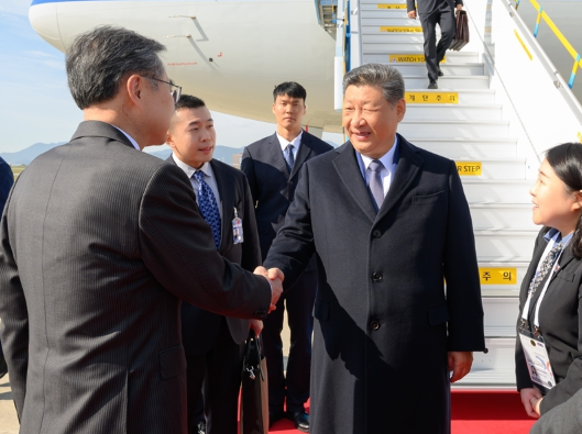 习近平抵达韩国出席亚太经合组织第三十二次领导人非正式会议并对韩国进行国事访问3 习近平抵达韩国出席亚太经合组织第三十二次领导人非正式会议并对韩国进行国事访问3