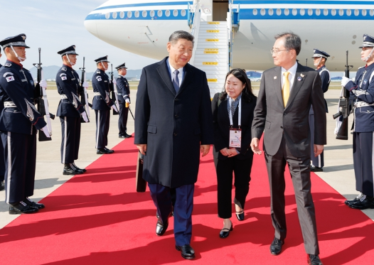 习近平抵达韩国出席亚太经合组织第三十二次领导人非正式会议并对韩国进行国事访问1 习近平抵达韩国出席亚太经合组织第三十二次领导人非正式会议并对韩国进行国事访问1