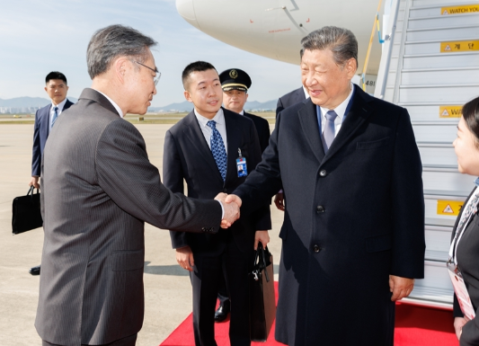 习近平抵达韩国出席亚太经合组织第三十二次领导人非正式会议并对韩国进行国事访问2 习近平抵达韩国出席亚太经合组织第三十二次领导人非正式会议并对韩国进行国事访问2